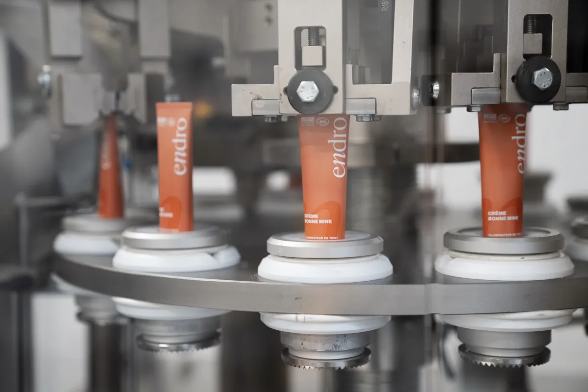 Ligne de production Endro, remplissage des tubes en atelier