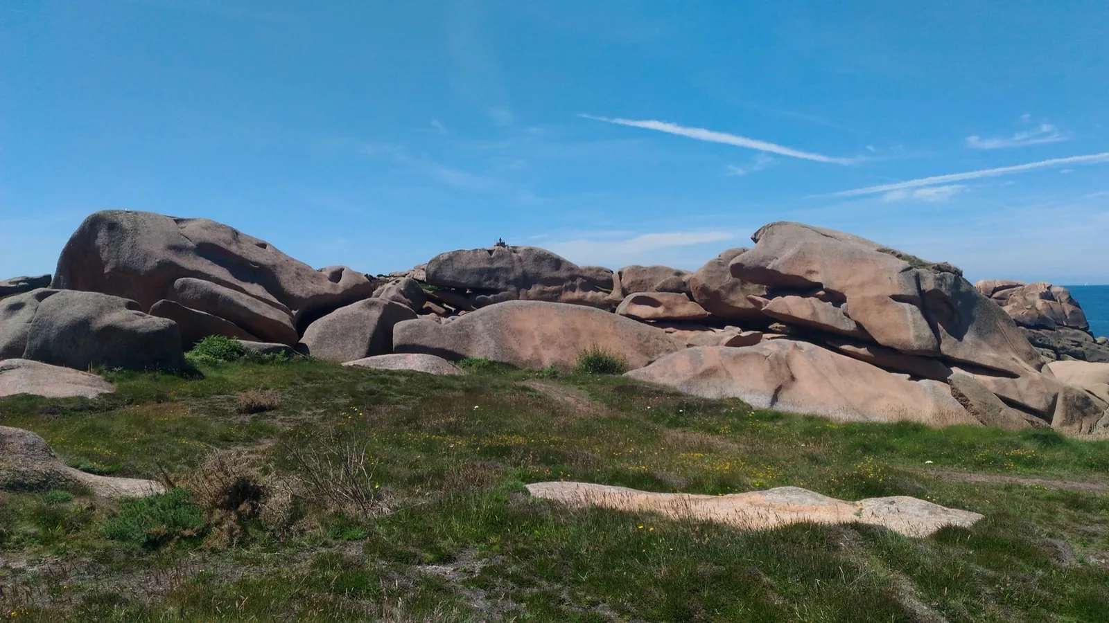 Lande et rochers de la Côte de granit rose, source d’inspiration de la palette de couleurs Endro