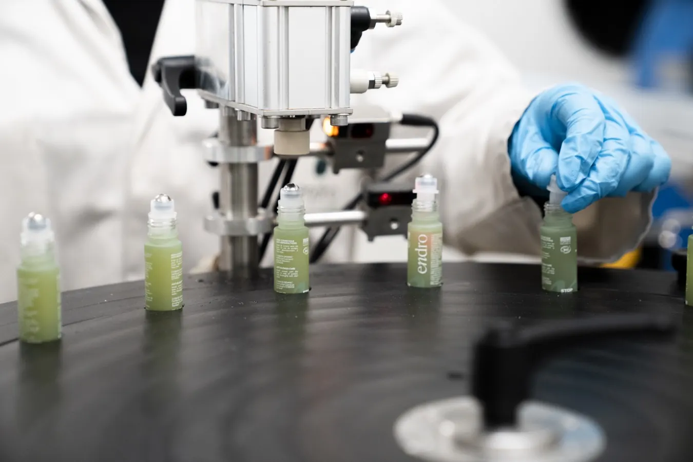 Flacons Endro en cours de fabrication, formules certifiées COSMOS Organic
