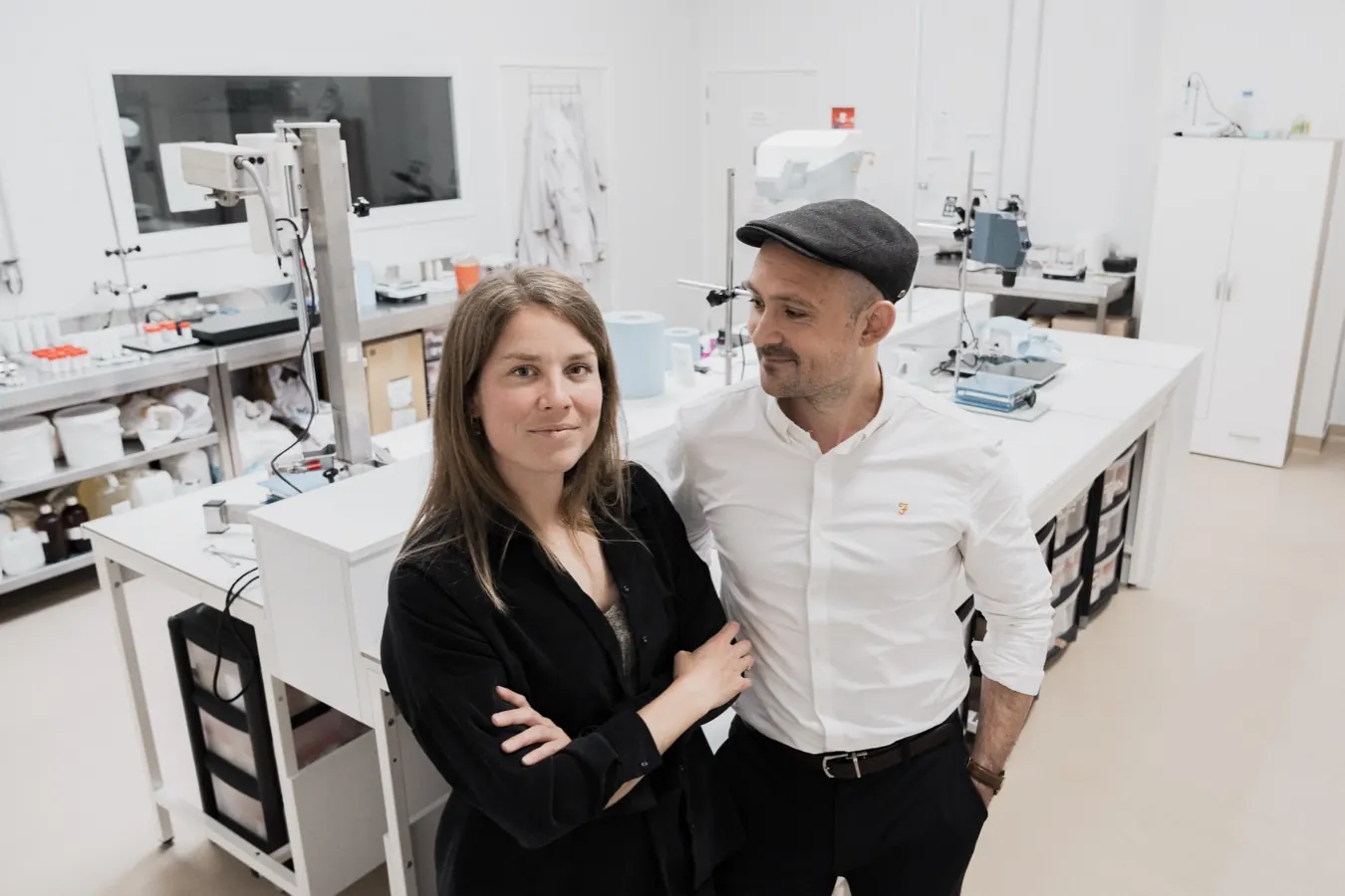 Marion et Boris, fondateurs d'Endro, dans leur laboratoire à Lannion